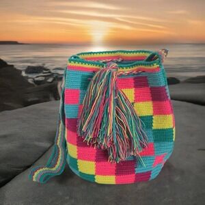 NWT Wuitusu Madisyn Medium Handmade Crochet Wayuu Mochila Bag Multicolor